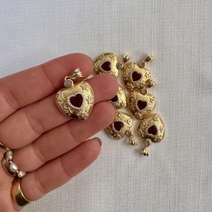 Cuore sacro bombato dorato cubic zirconia