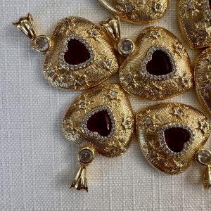 Alternative view of Cuore sacro bombato dorato cubic zirconia