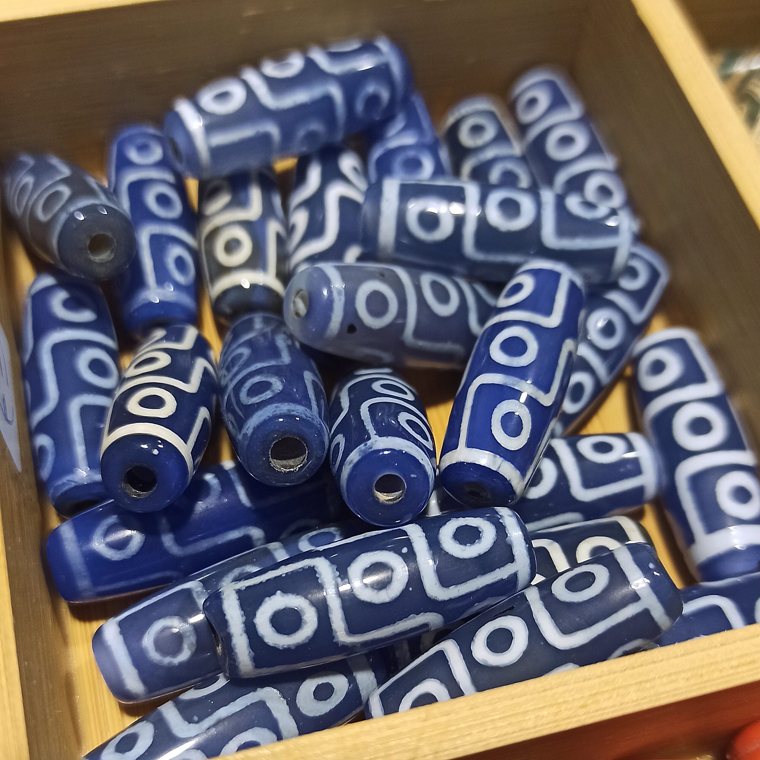 Tibetana Barilotto 9 occhi geometrico blu dettaglio