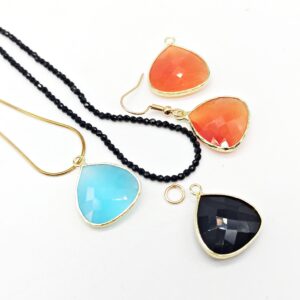 Alternative view of Coppia ciondoli cristallo a goccia con montatura ottone