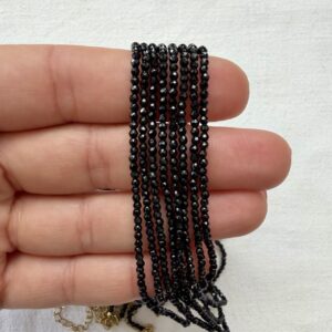Alternative view of Collana in acciaio dorato con cristallo nero