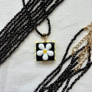 Collana in acciaio dorato con cristallo nero