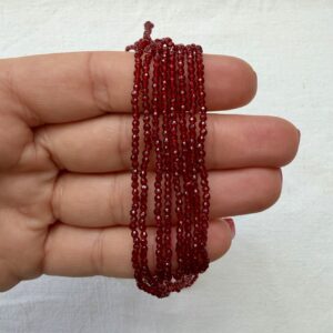 Alternative view of Collana in acciaio dorato con cristallo rosso traspaerente