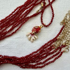 Collana in acciaio dorato con cristallo rosso traspaerente