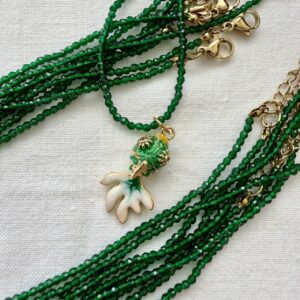 Collana in acciaio dorato con cristallo verde smeraldo