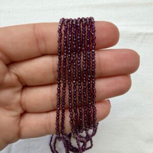 Alternative view of Collana in acciaio dorato con cristallo viola trasparente