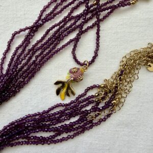 Collana in acciaio dorato con cristallo viola trasparente