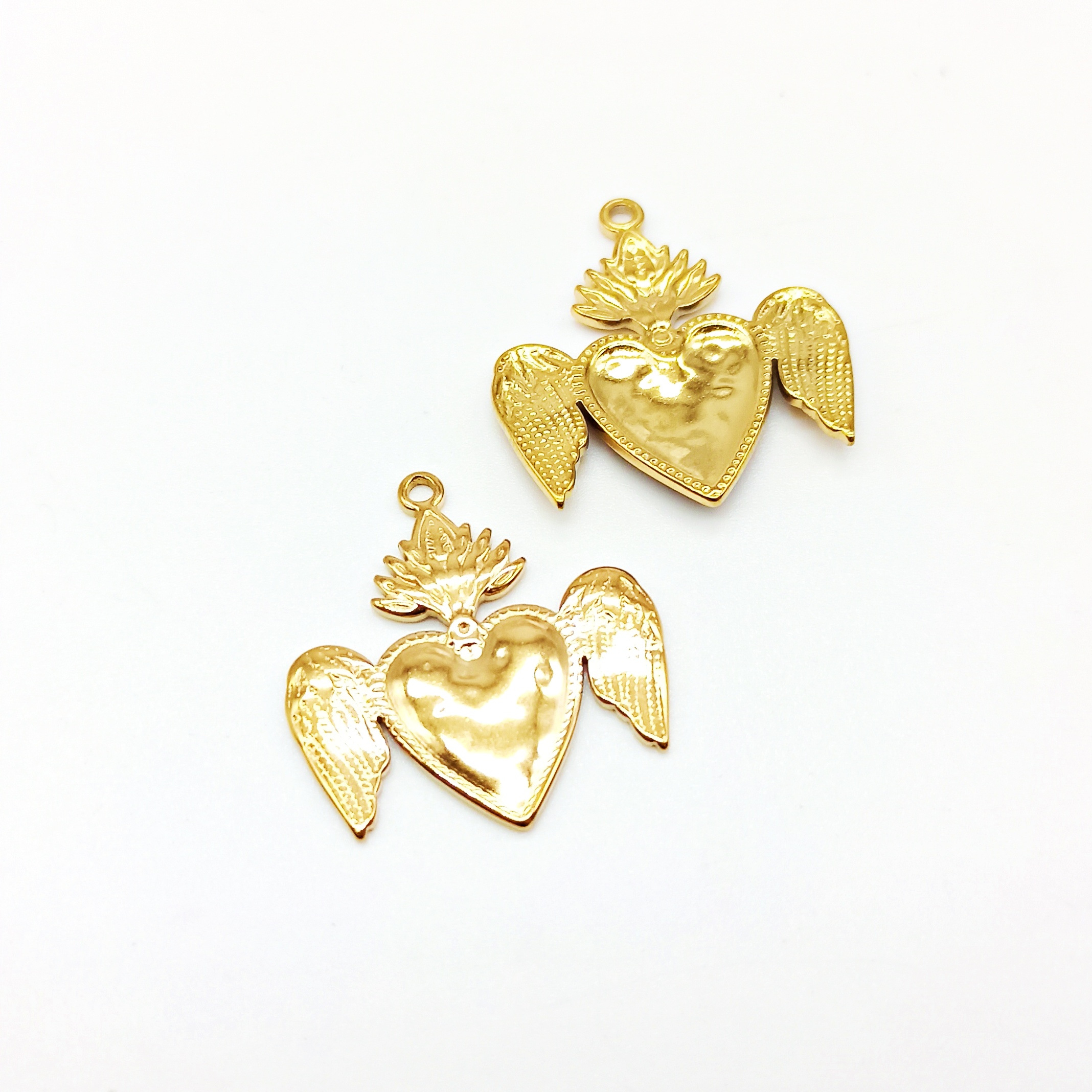 Cuore sacro con ali acciaio dorato