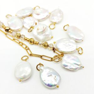 Alternative view of Ciondolo con Perla barocca piatta