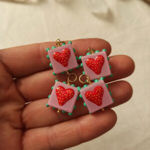 Alternative view of Ciondolo cuore rosa quadrato in ceramica e acciaio