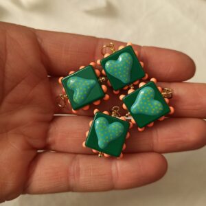 Alternative view of Ciondolo cuore verde quadrato in ceramica e acciaio