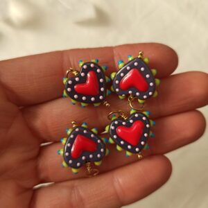 Alternative view of Ciondolo cuore sacro blu in ceramica e acciaio