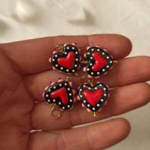 Alternative view of Ciondolo cuore sacro nero in ceramica e acciaio