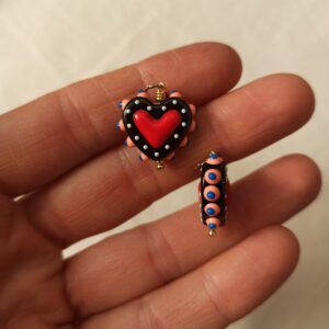 Ciondolo cuore sacro nero in ceramica e acciaio