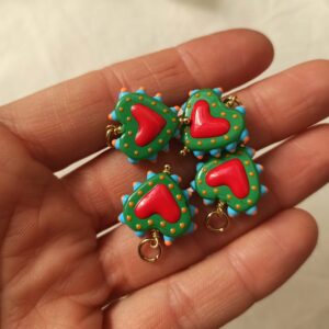 Alternative view of Ciondolo cuore sacro verde in ceramica e acciaio