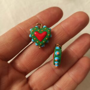 Ciondolo cuore sacro verde in ceramica e acciaio