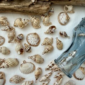 Alternative view of Ciondolo conchiglia naturale #2 con bordo dorato