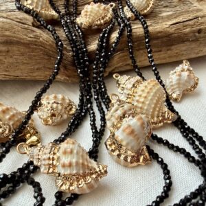 Alternative view of Ciondolo conchiglia naturale #4 con bordo dorato