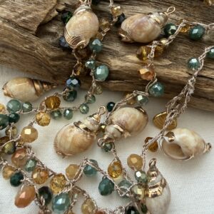 Alternative view of Ciondolo conchiglia naturale #5 con bordo dorato