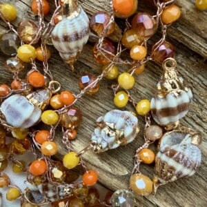 Alternative view of Ciondolo conchiglia naturale #3 con bordo dorato