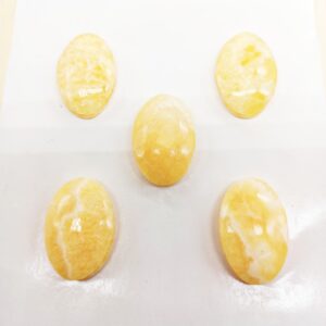 Alternative view of Cabochon ovale medio Onice giallo