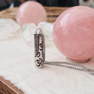 Alternative view of Collana Bottiglietta per Aromaterapia Ohm