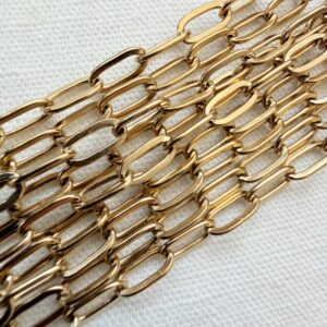 Catenina girocollo maglia graffetta acciaio dorata particolare della maglia