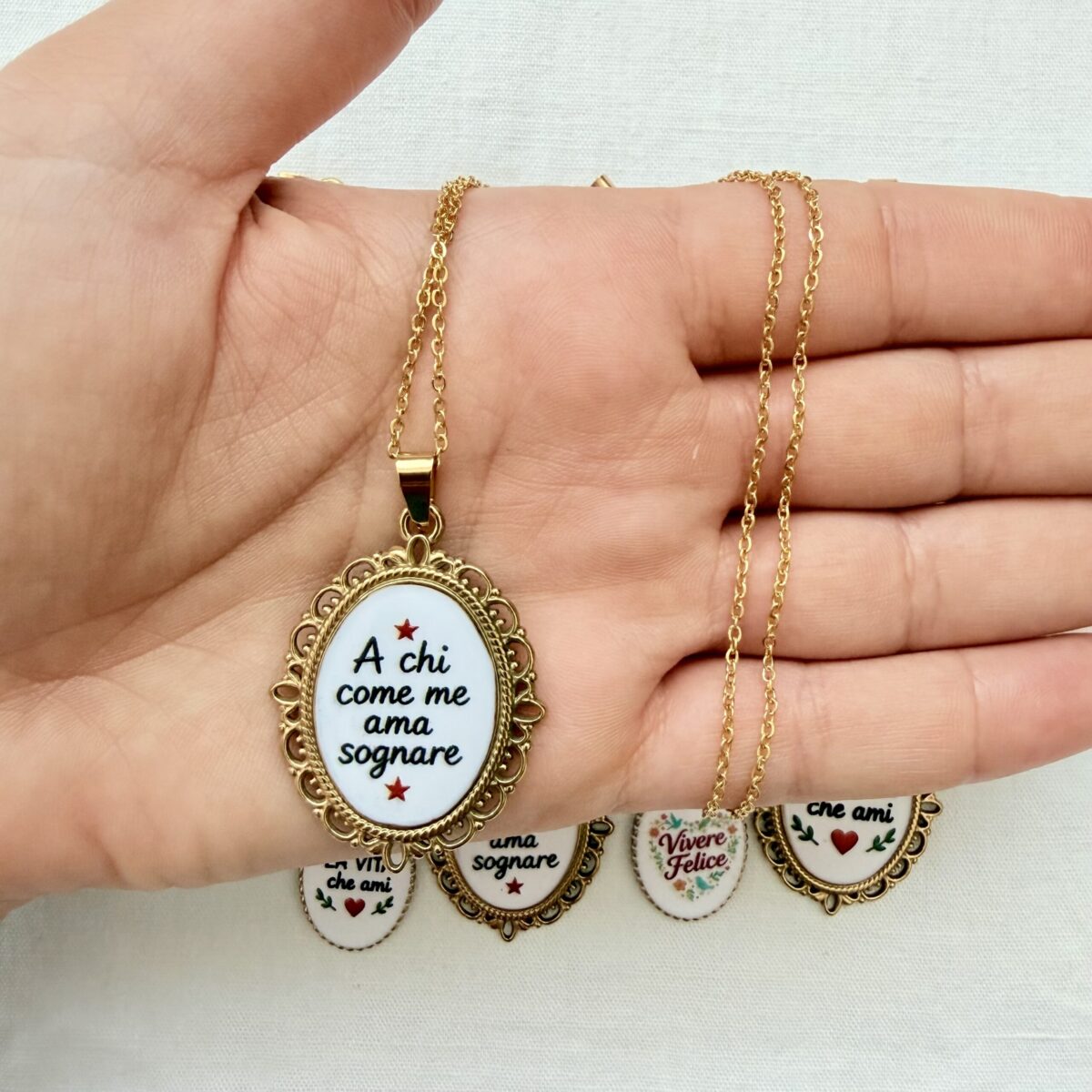 Ciondolo Medaglietta Ovale in Acciaio A Chi Come Me Ama Sognare 4 cm x 3 cm - immagine 3