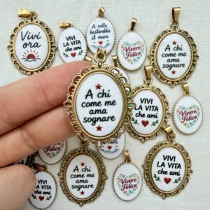 Ciondolo Medaglietta Ovale in Acciaio A Chi Come Me Ama Sognare 4 cm x 3 cm