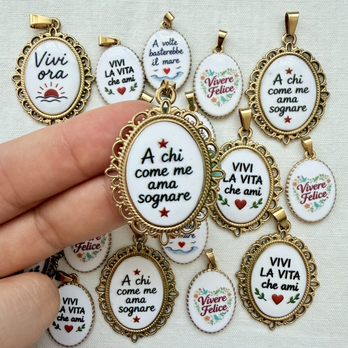 Ciondolo Medaglietta Ovale in Acciaio A Chi Come Me Ama Sognare 4 cm x 3 cm