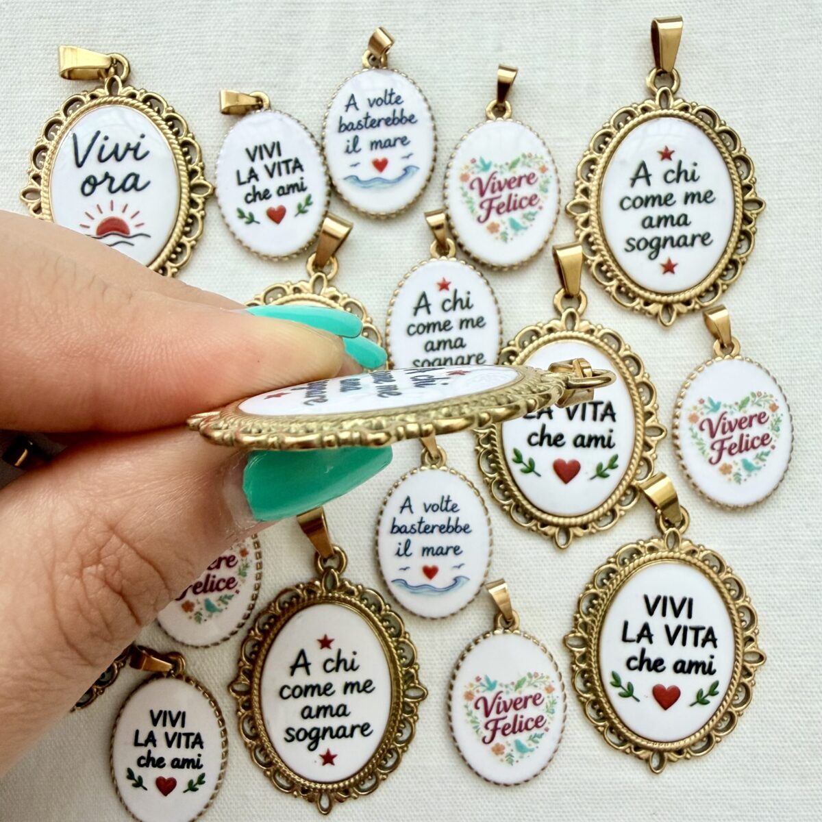 Ciondolo Medaglietta Ovale in Acciaio A Chi Come Me Ama Sognare 4 cm x 3 cm - immagine 2