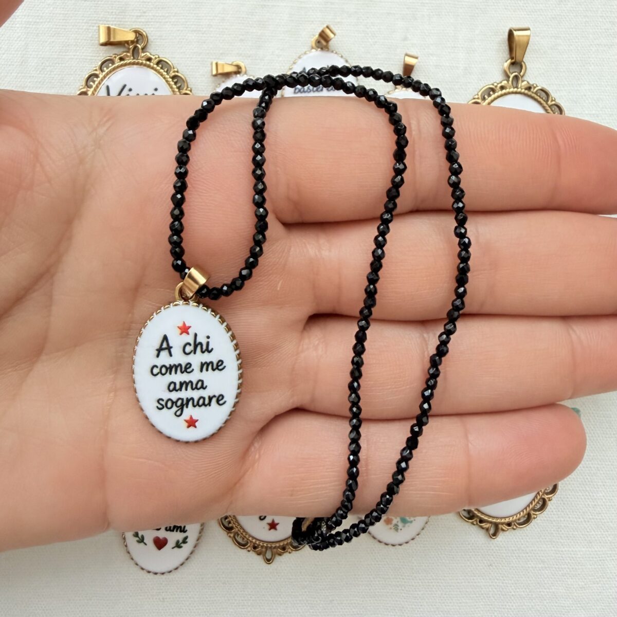 Ciondolo Medaglietta Ovale in Acciaio A Chi Come Me Ama Sognare 2,5 cm x 1,8 cm - immagine 3