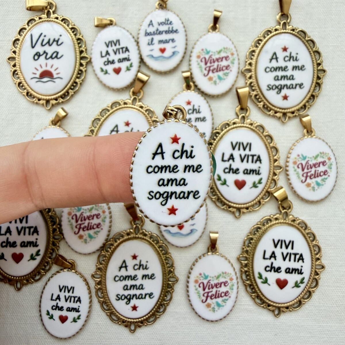 Ciondolo Medaglietta Ovale in Acciaio A Chi Come Me Ama Sognare 2,5 cm x 1,8 cm