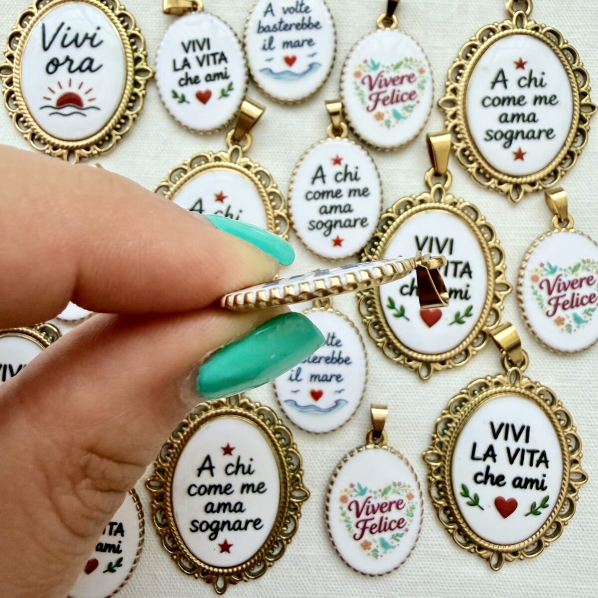 Ciondolo Medaglietta Ovale in Acciaio A Chi Come Me Ama Sognare 2,5 cm x 1,8 cm - immagine 2