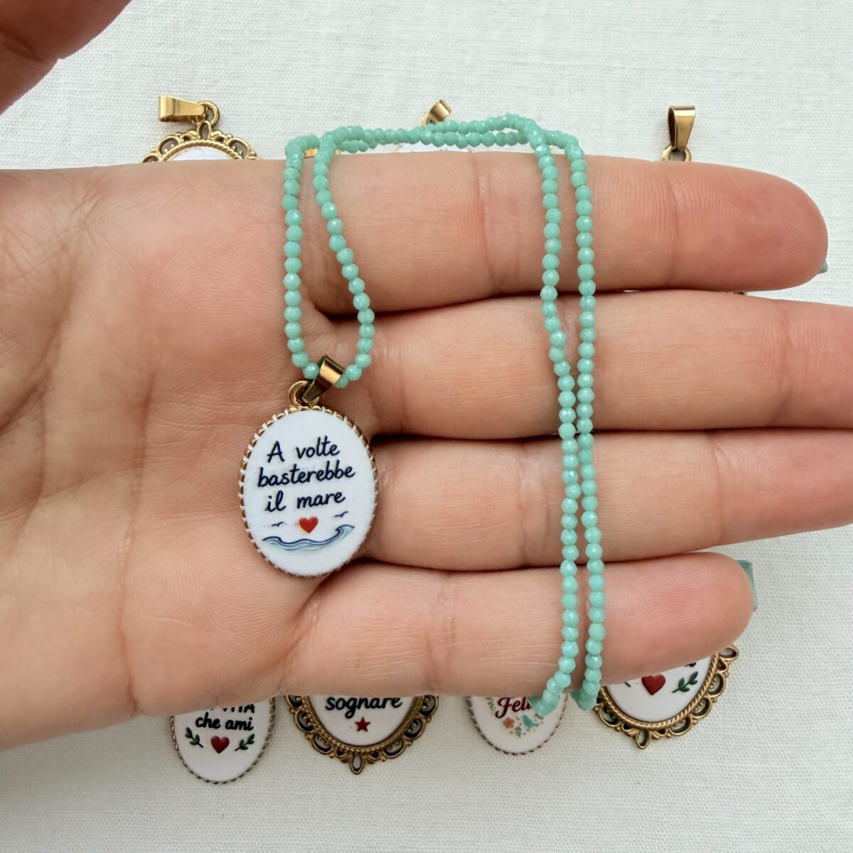 Ciondolo Medaglietta Ovale in Acciaio A Volte Basterebbe il Mare 2,5 cm x 1,8 cm - immagine 3