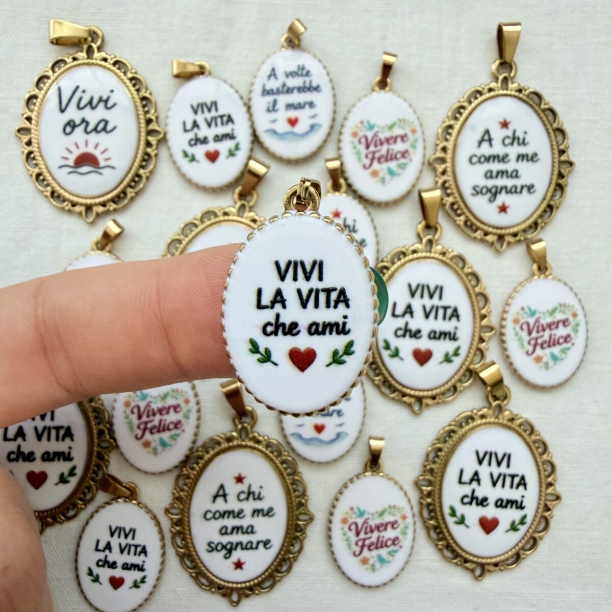 Ciondolo Medaglietta Ovale in Acciaio Vivi La Vita Che Ami 2,5 cm x 1,8 cm