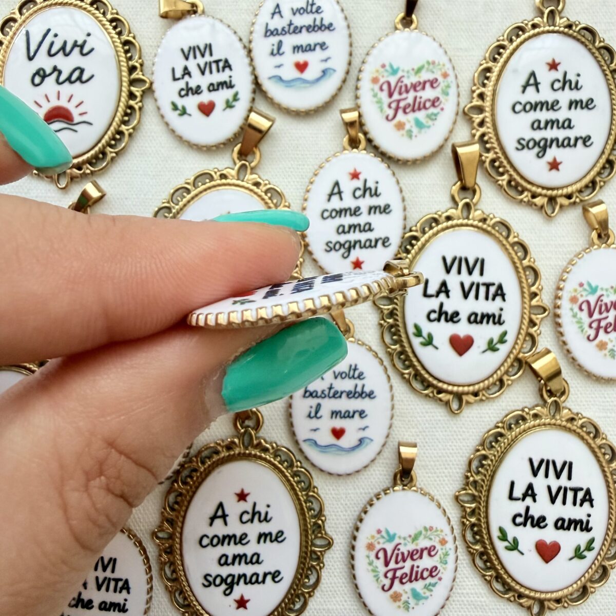 Ciondolo Medaglietta Ovale in Acciaio Vivi La Vita Che Ami 2,5 cm x 1,8 cm - immagine 2