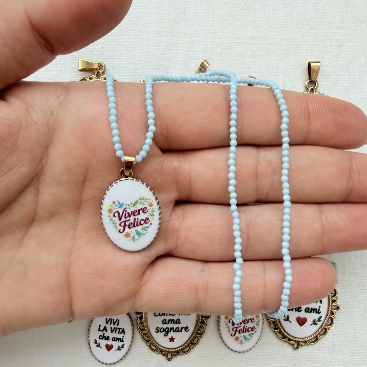 Ciondolo Medaglietta Ovale in Acciaio Vivere Felice 2,5 cm x 1,8 cm - immagine 3