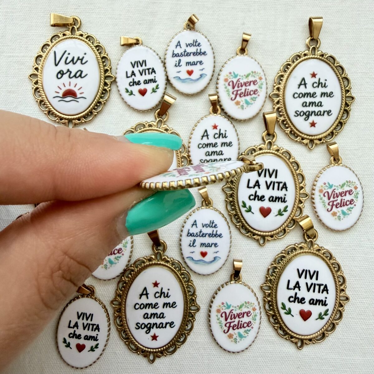 Ciondolo Medaglietta Ovale in Acciaio Vivere Felice 2,5 cm x 1,8 cm - immagine 2