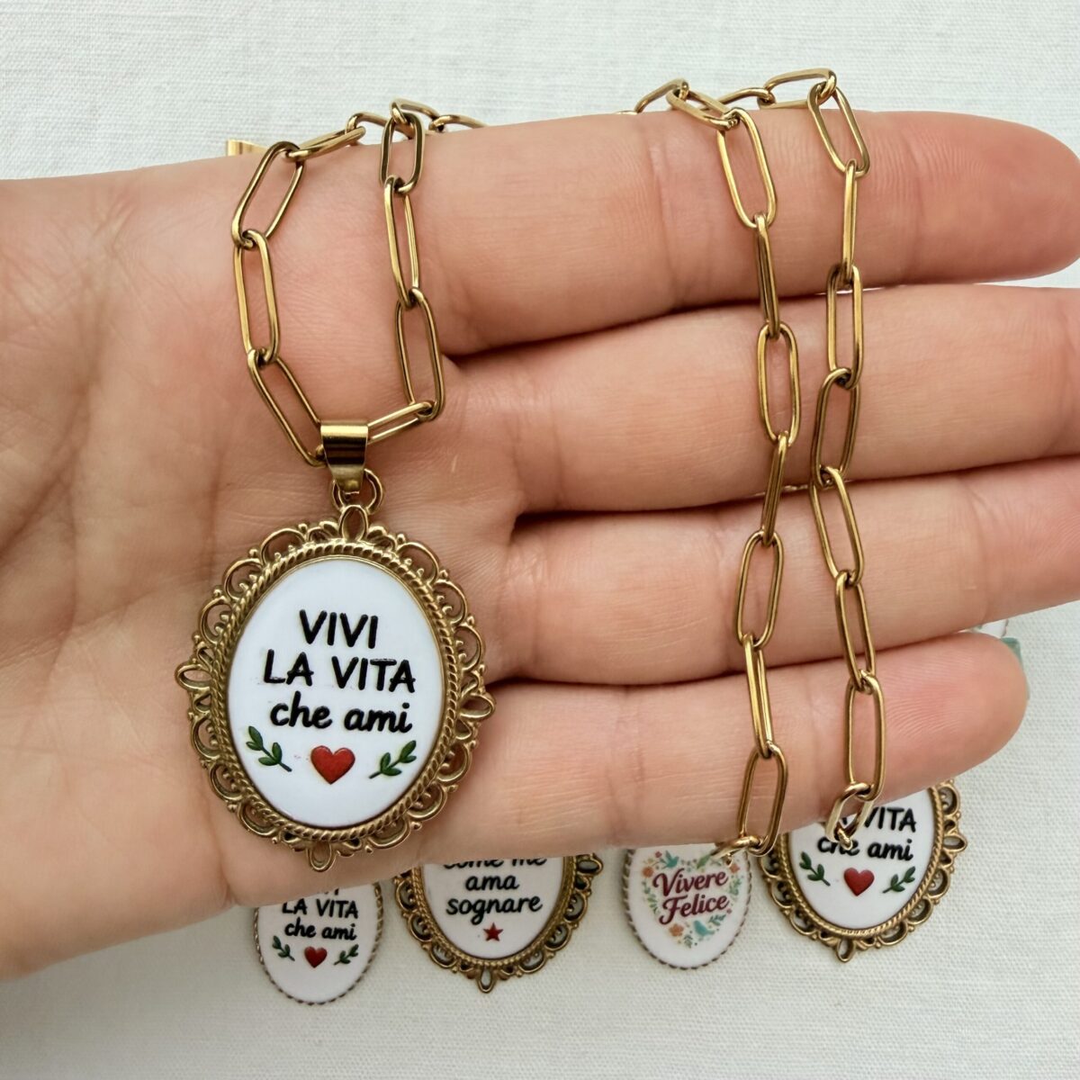 Ciondolo Medaglietta Ovale in Acciaio Vivi La Vita Che Ami 4 cm x 3 cm - immagine 3