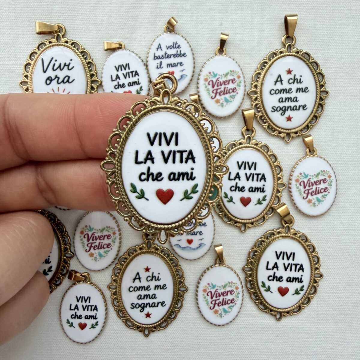 Ciondolo Medaglietta Ovale in Acciaio Vivi La Vita Che Ami 4 cm x 3 cm