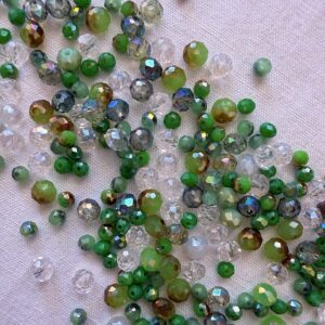 Mix Mezzi Cristalli Sfaccettati 4 e 6 mm Verde Prato - foro 0.8