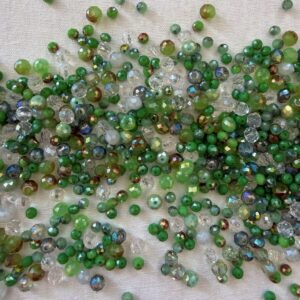 Mix Mezzi Cristalli Sfaccettati 4 e 6 mm Verde Prato - foro 0.8