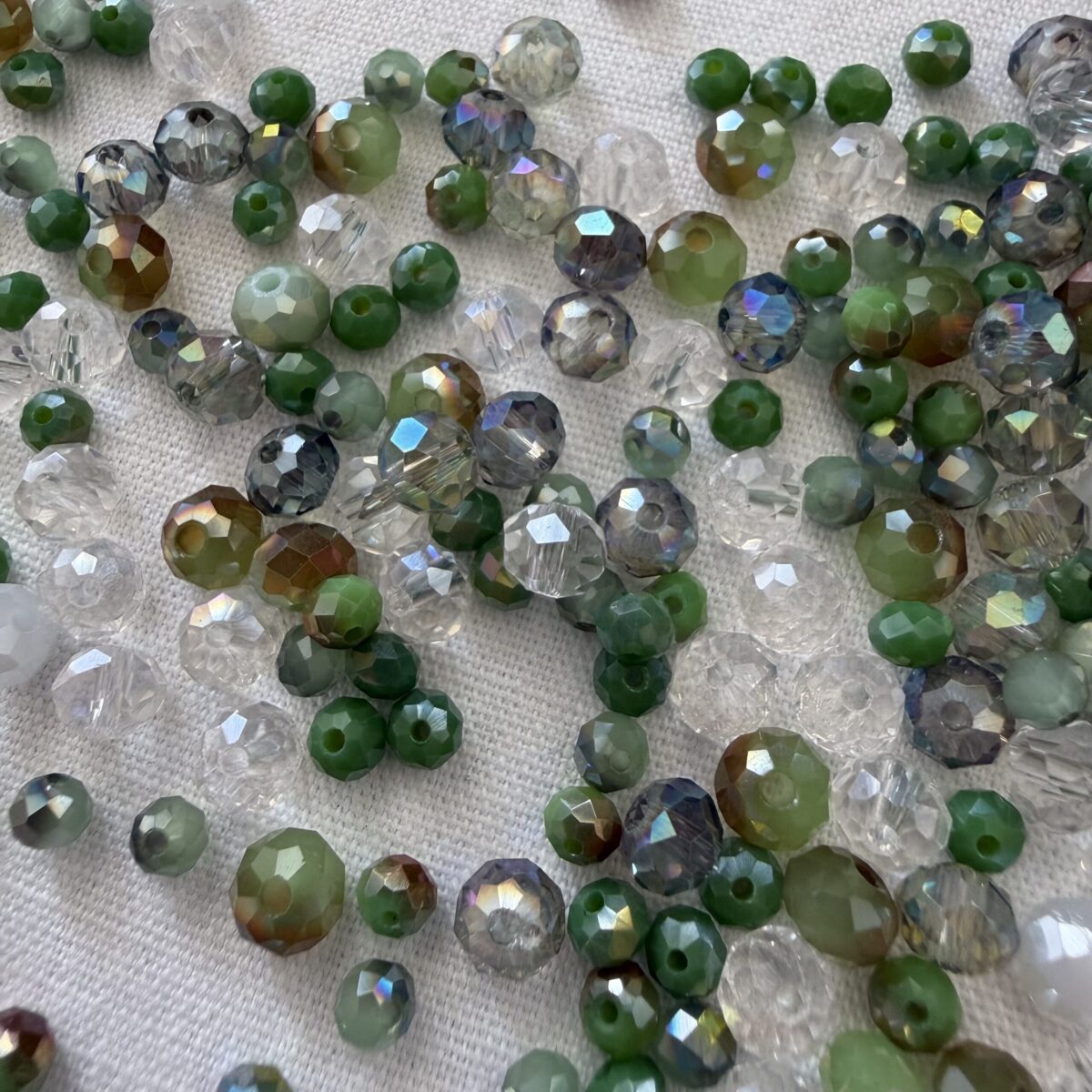 Mix Mezzi Cristalli Sfaccettati 4 e 6 mm Verde Prato - foro 0.8