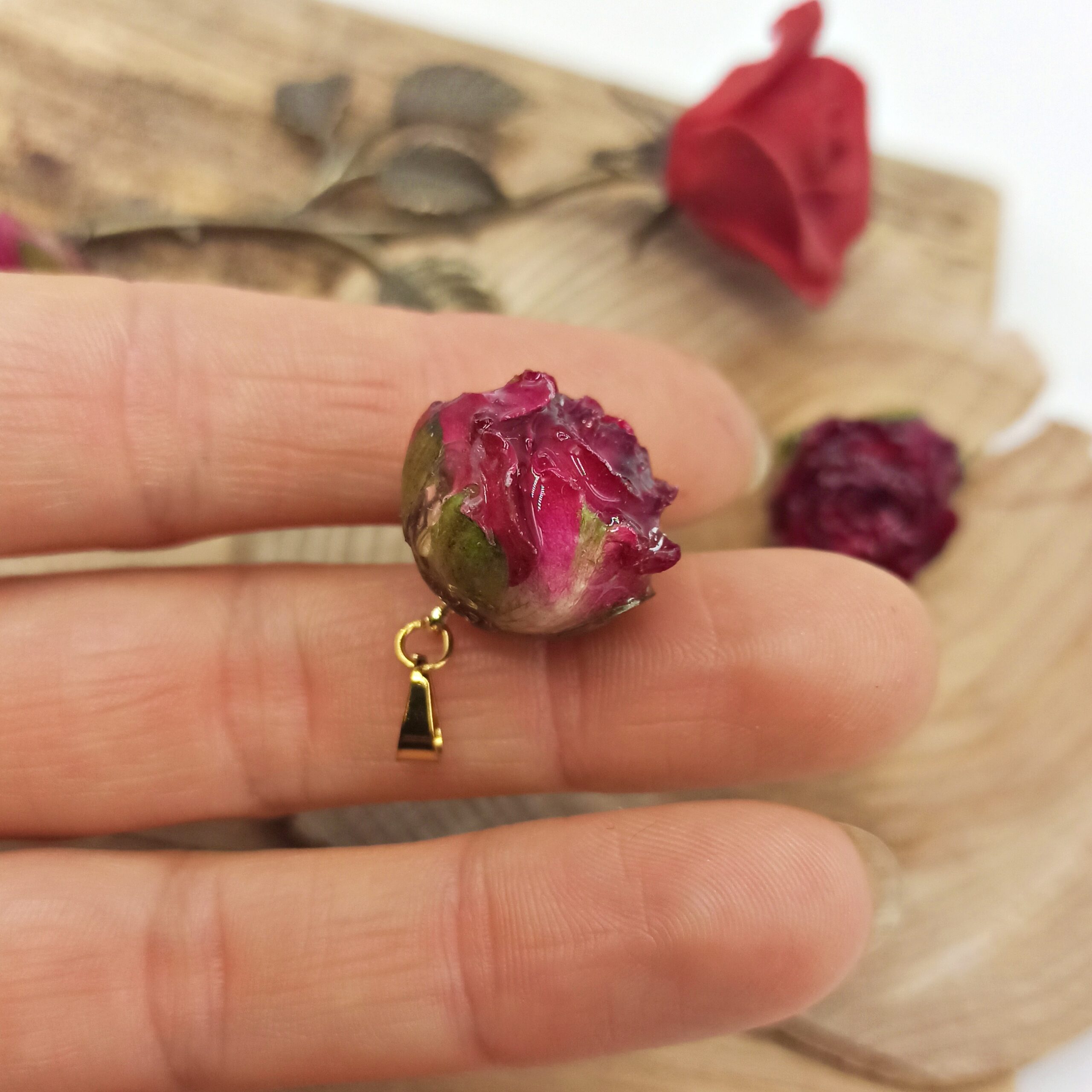 Bocciolo di rosa in resina con gancio per pendente - immagine 2