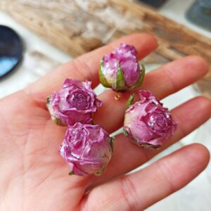 Ciondolo pendente bocciolo fiore in resina rosa antico dettaglio