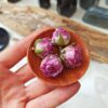 Ciondolo pendente bocciolo fiore in resina rosa antico particolare
