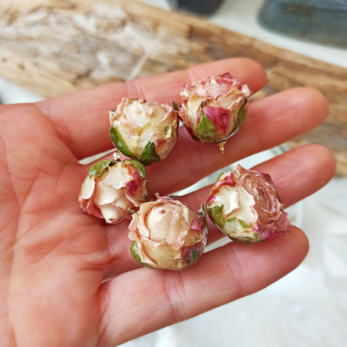Ciondolo pendente bocciolo fiore in resina rosa bianca screziata dettaglio