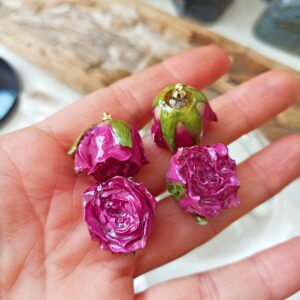 Ciondolo fiore in resina rosa fuxia dettaglio