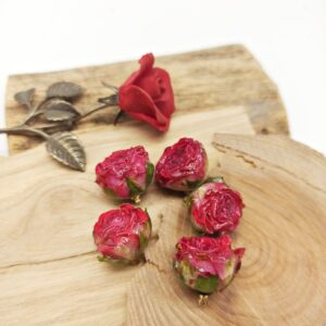 Ciondolo pendente bocciolo fiore in resina rosa magenta dettaglio